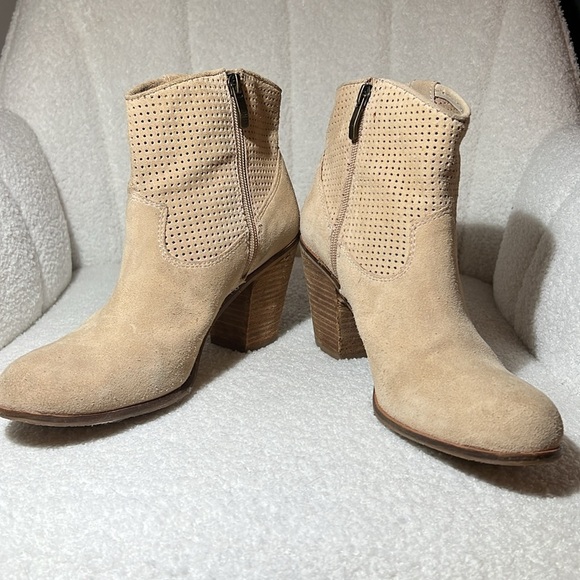 Vince Camuto Holden Genuine Suede ankle boots - Picture 3 of 4